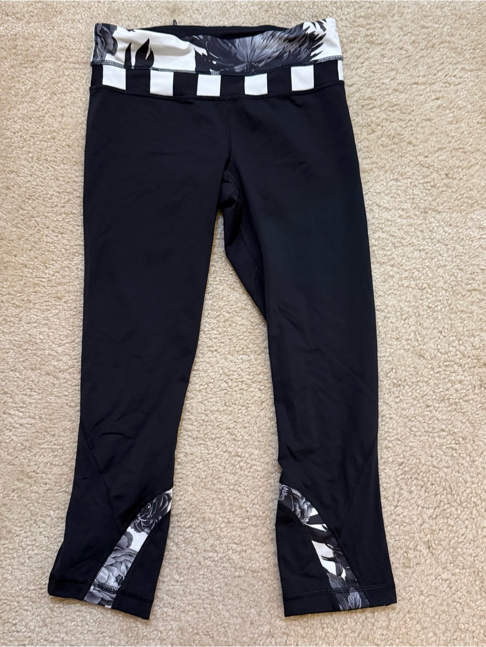 Lululemon Run Inspire Crop II Brisk Bloom Black White Size 4